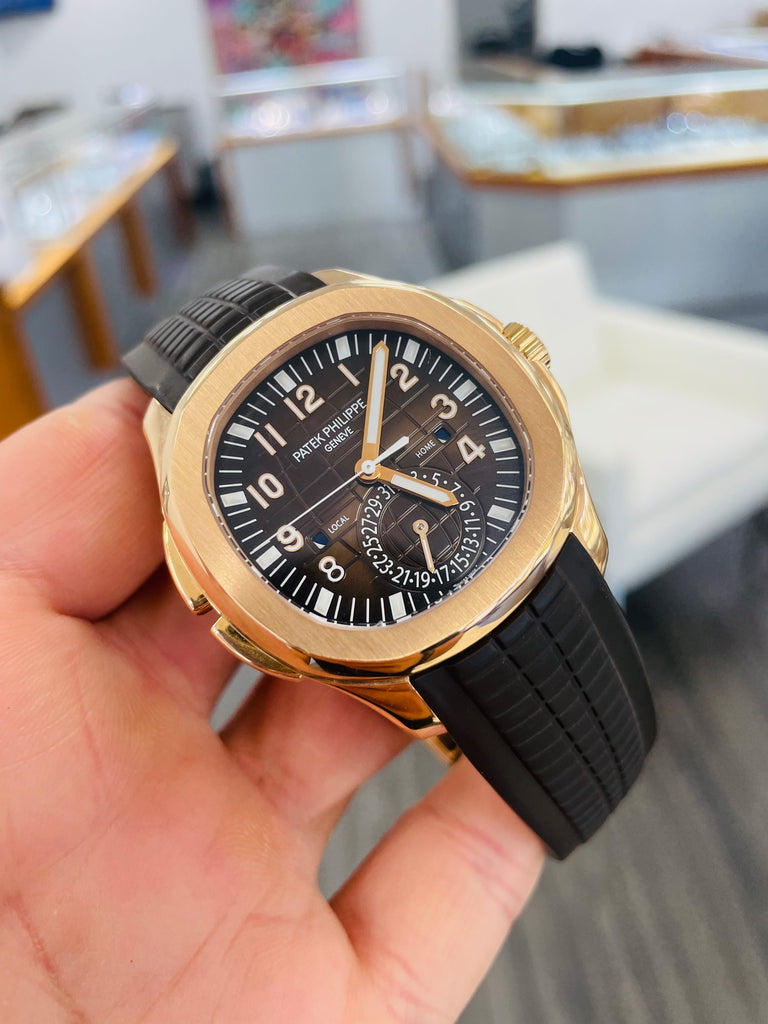 Patek Philippe Calatrava men's watch in 18k rose gold with a leather strap.